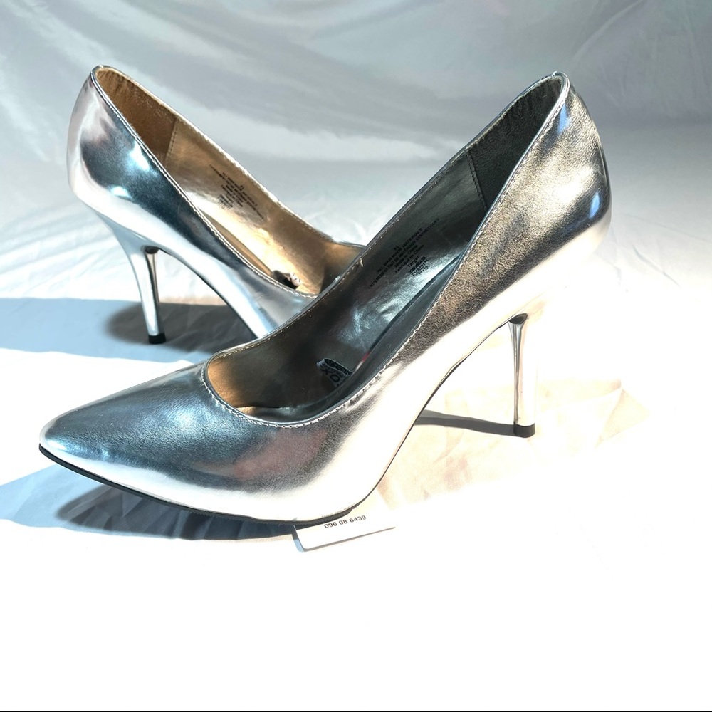 Women’s silver Mossimo high heels 4” size 9.5